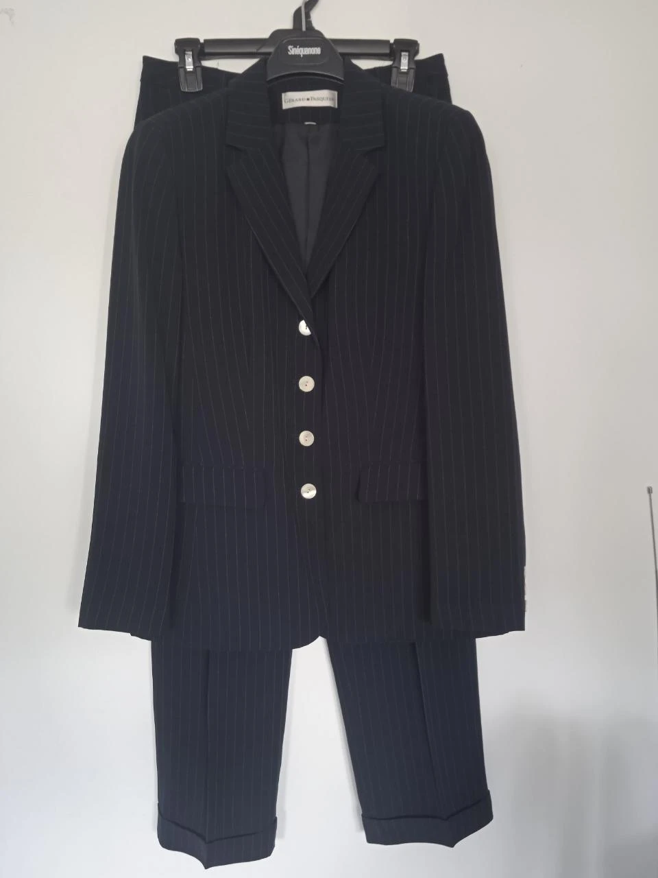 Tailleur veste et pantalon large, taille haute, marine a rayures blanches, gerar